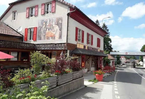 Πώς μπορείς να κοιμάσαι ταυτόχρονα σε δύο χώρες;