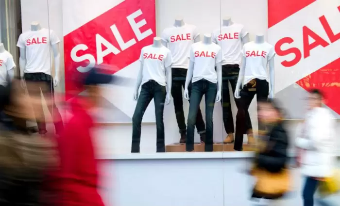 Κενά στην νομοθεσία για τα ξεπουλήματα εντόπισε η Επ. Εμπορίου