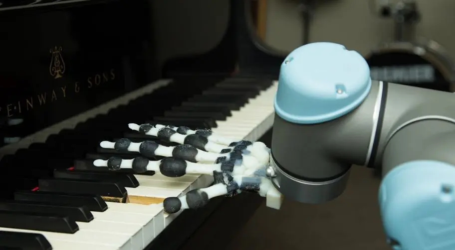 Φτιάχτηκε το πρώτο ρομποτικό χέρι που παίζει πιάνο (pics&vid)