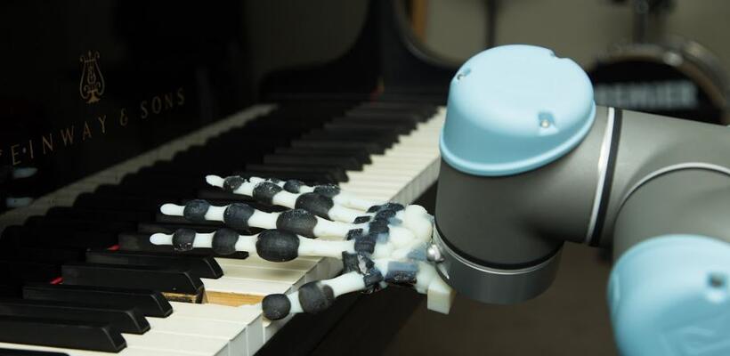 Φτιάχτηκε το πρώτο ρομποτικό χέρι που παίζει πιάνο (pics&vid)