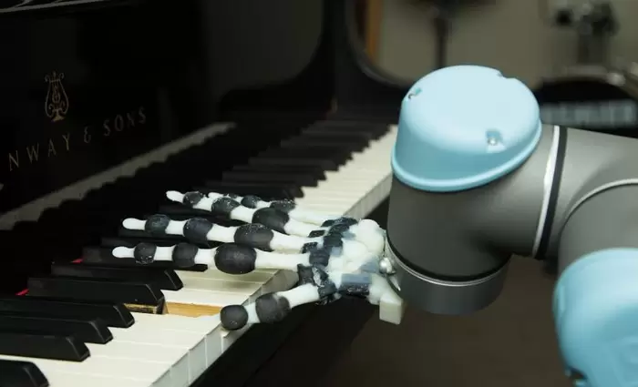 Φτιάχτηκε το πρώτο ρομποτικό χέρι που παίζει πιάνο (pics&vid)