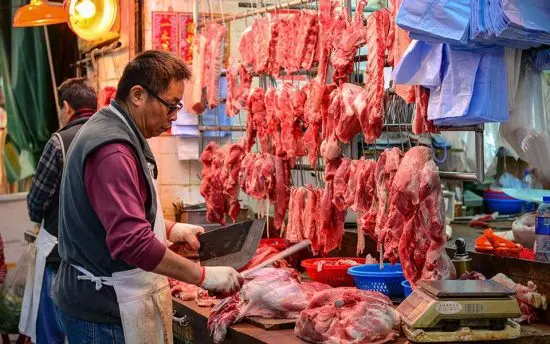 Κίνα: Μειώνει τους δασμούς στις εισαγωγές χοιρινού από την Ευρώπη