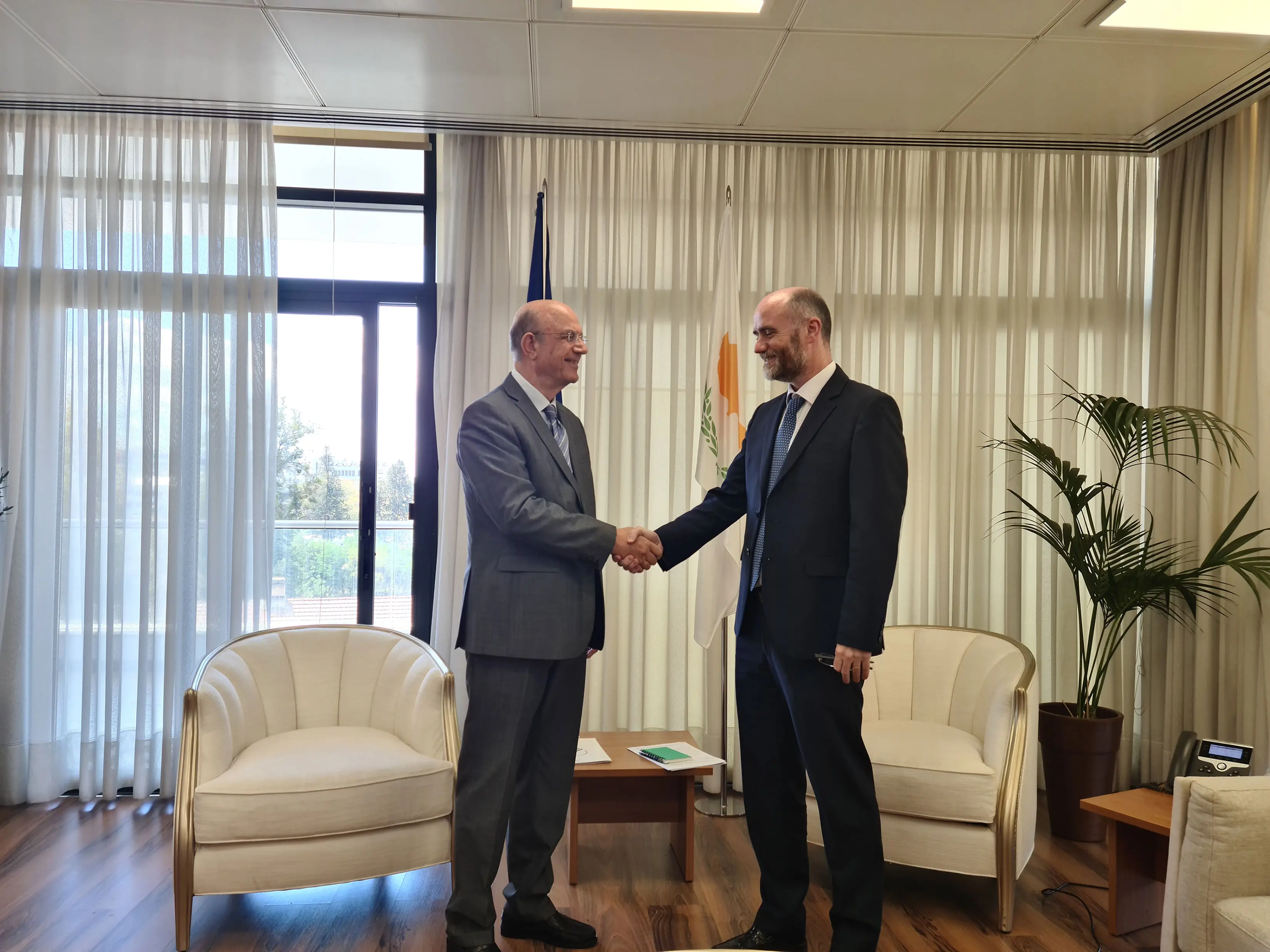 Σύσφιξη σχέσεων σε θέματα οικονομίας συζήτησαν ΥΠΟΙΚ - Πρέσβης Ιρλανδίας