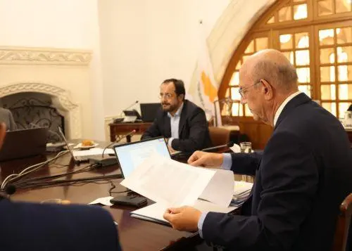 Ο ΥΠΟΙΚ παραδίδει στην Πρόεδρο της Βουλής τον κρατικό προϋπολογισμό του 2024