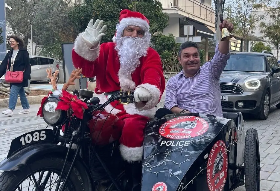 Μια αλλιώτικη χριστουγεννιάτικη βόλτα έκανε ο Υπουργός Οικονομικών