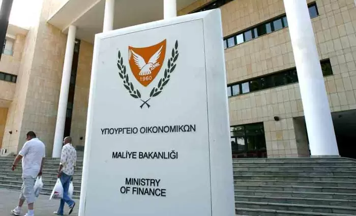 Πώς τοποθετείται το ΥΠΟΙΚ για τις χρεώσεις των τραπεζών