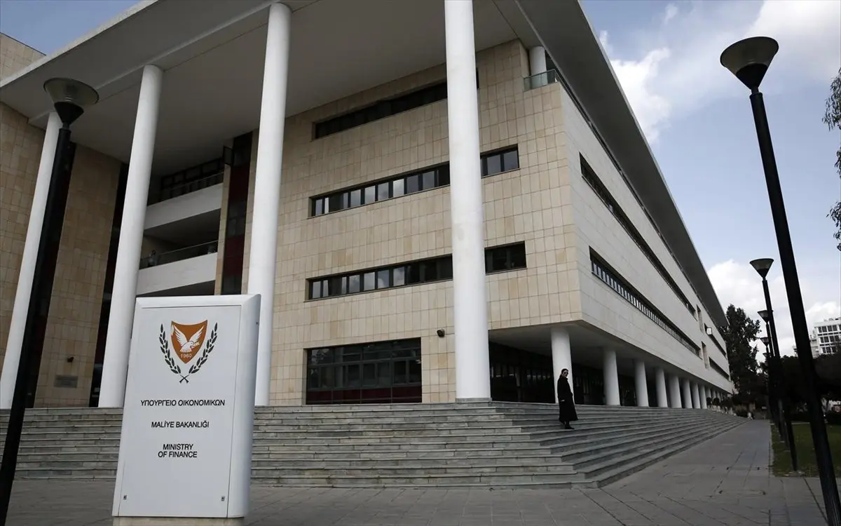 Στα χέρια του ΥΠΟΙΚ οι προτάσεις των κομμάτων για τις εγγυήσεις