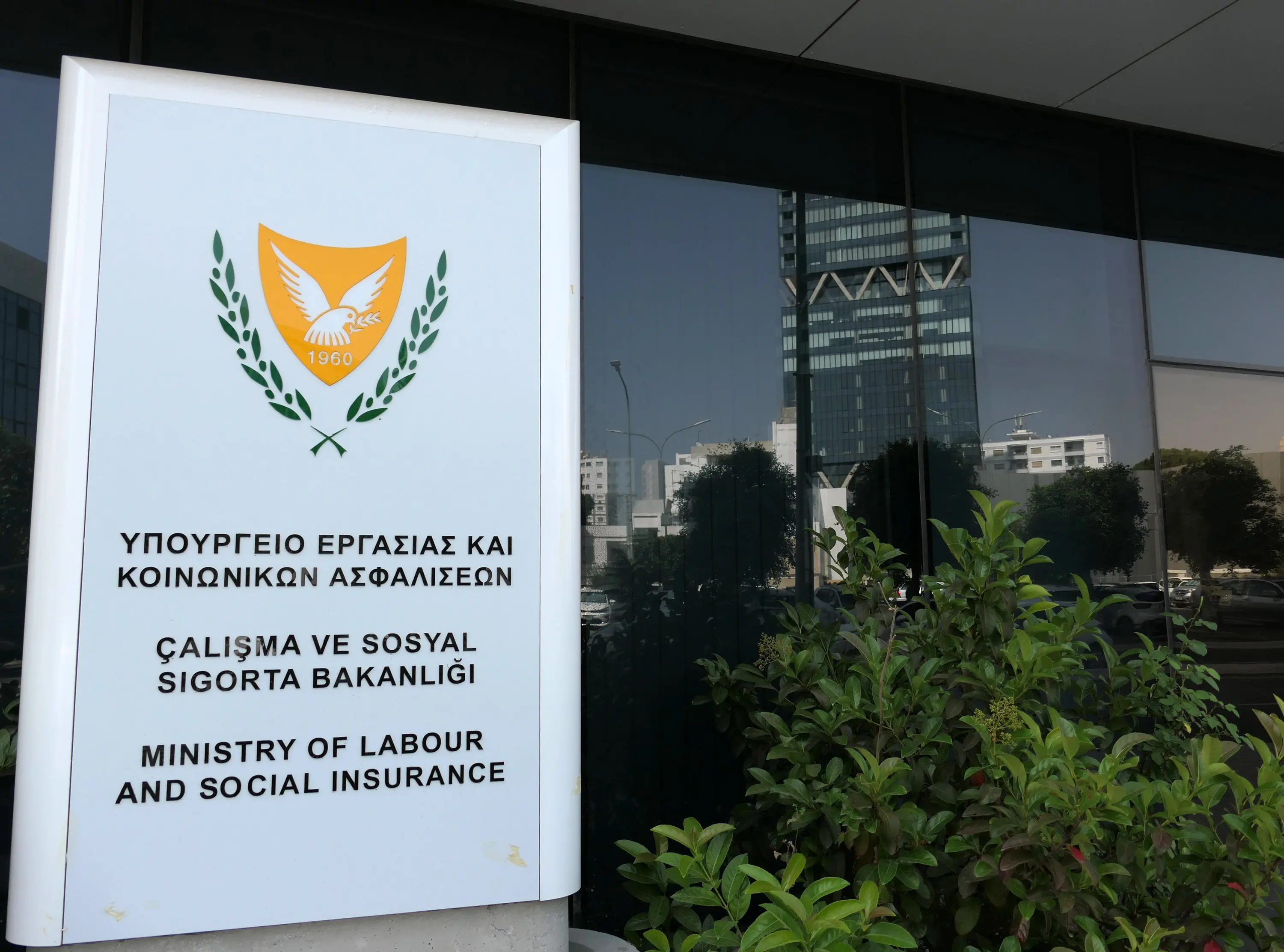 Αυλαία σήμερα στα εργασιακά του ’25 με κατώτατο μισθό και ξένους εργάτες