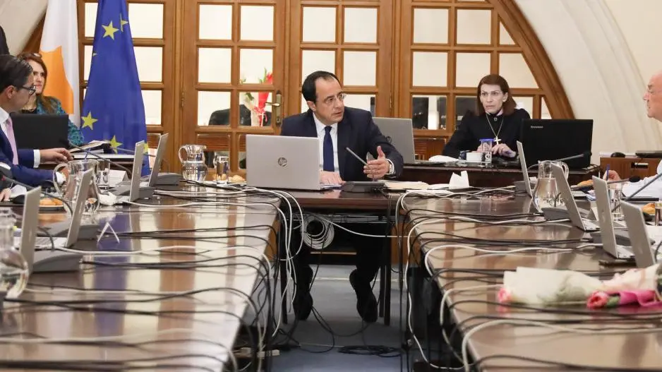 Προς νομοθετική ρύθμιση η πρόσληψη συμβούλων από κρατικούς αξιωματούχους