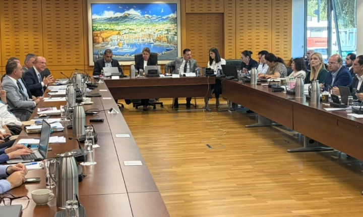 Κρατικός προϋπολογισμός με εύσημα για την οικονομία και επικρίσεις για την κυβερνητική πολιτική