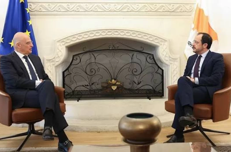 Δένδιας: «Θα είμαστε πάντοτε δίπλα σας» – Αυξάνουμε τις δαπάνες για την Άμυνα, λέει ο Ν. Χριστοδουλίδης