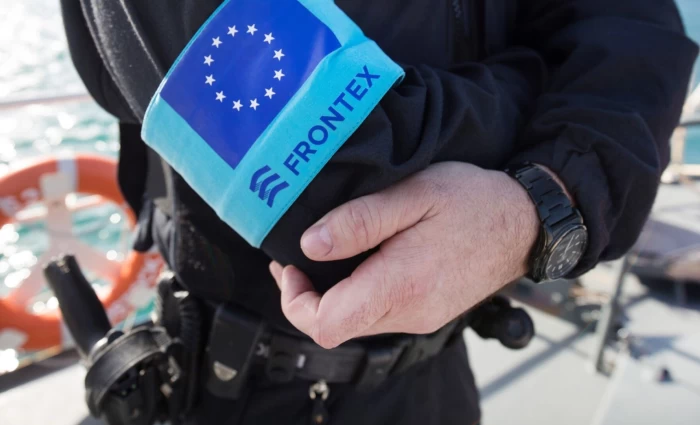 Politico: Η Frontex ξέμεινε από χρήματα και «παγώνει» το πρόγραμμα στήριξης των απελαθέντων μεταναστών
