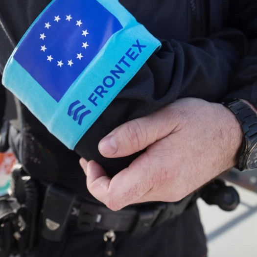 Politico: Η Frontex ξέμεινε από χρήματα και «παγώνει» το πρόγραμμα στήριξης των απελαθέντων μεταναστών