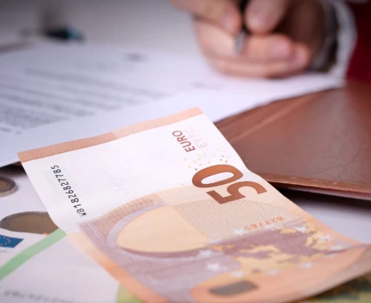 Εισφορές στα μερίσματα: Στις €23.000 το όριο στο αναθεωρημένο νομοσχέδιο του συνταξιοδοτικού