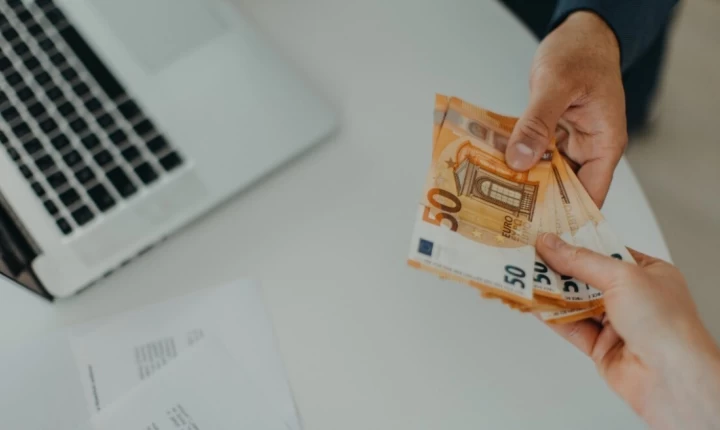 Στα €2.591 ο μέσος μισθός στην Κύπρο το 2025 - Στα €1.953 η διάμεση μηνιαία αμοιβή