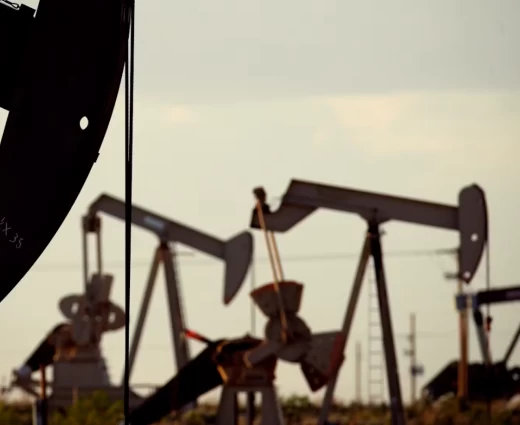 Υποχωρεί από τα υψηλά εξαμήνου το Brent προς τα $114 – Σενάριο για $150 σε περίπτωση νέας κλιμάκωσης