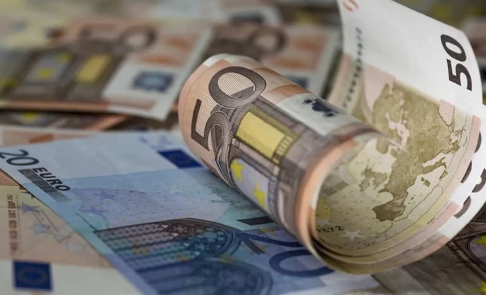 Παραμένουν τα εισοδηματικά κριτήρια για τρίτεκνους και πολύτεκνους, ξεκαθαρίζει η κυβέρνηση στη Βουλή