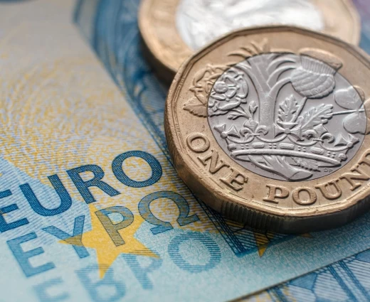 Ευρώ: Σε χαμηλό 16 μηνών έναντι της στερλίνας λόγω των δημοσιονομικών κινδύνων στη Γαλλία