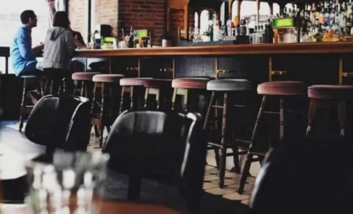 «Θα αναζητούμε κόσμο στα κέντρα» -  «Κανένα συμφέρον δεν εξυπηρετώ»: Κορυφώνεται η κόντρα για τα ωράρια