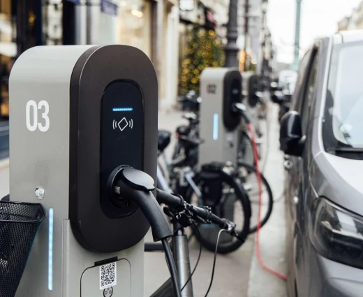 Ευρώπη: Μικρή άνοδος στις πωλήσεις αυτοκινήτων με «καύσιμο» τα ηλεκτρικά οχήματα