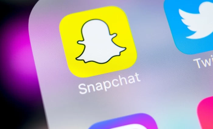 Στο στόχαστρο της Κομισιόν Snapchat, Pornhub και άλλες πλατφόρμες – Στο επίκεντρο η έκθεση ανηλίκων