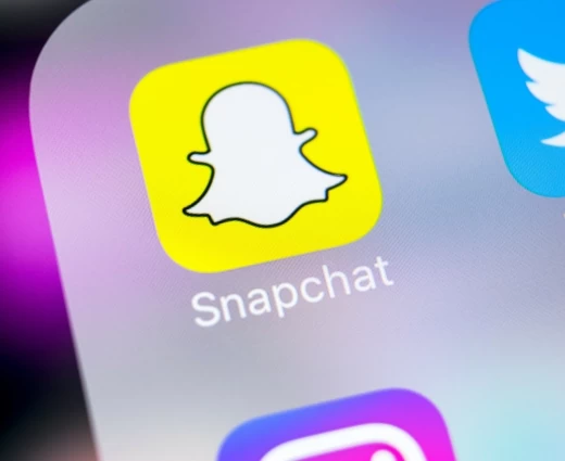Στο στόχαστρο της Κομισιόν Snapchat, Pornhub και άλλες πλατφόρμες – Στο επίκεντρο η έκθεση ανηλίκων