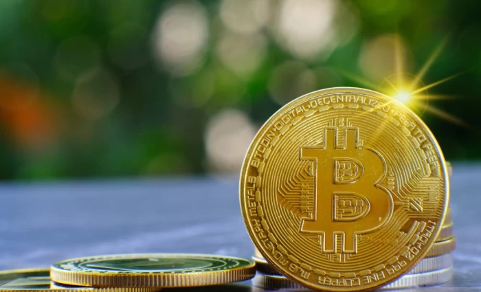 Στα $70.700 το bitcoin: Επιφυλακτικοί οι επενδυτές παρά την εβδομαδιαία άνοδο