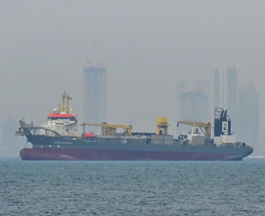 WSJ: Η Σαουδική Αραβία πιέζει τις ΗΠΑ να άρουν τον αποκλεισμό των Στενών του Ορμούζ