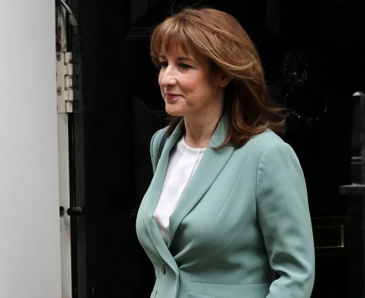 Βρετανία: «Απογοητευμένη και οργισμένη» η υπουργός Οικονομικών Ριβς για την αμερικανική στρατηγική στο Ιράν