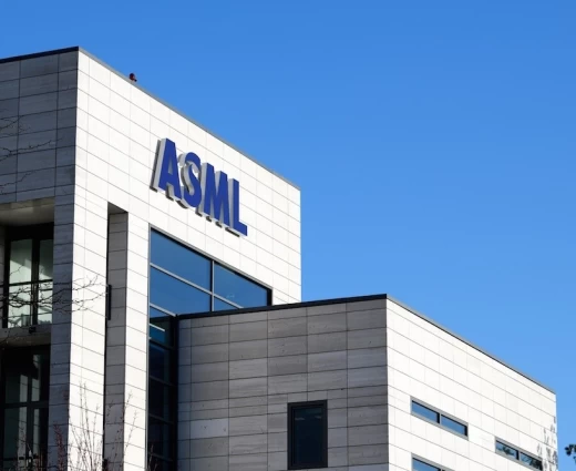 ASML: Ανεβάζει τον πήχη των πωλήσεων λόγω έκρηξης στην τεχνητή νοημοσύνη