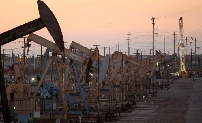 Κατακόρυφη πτώση στις τιμές πετρελαίου και άνοδος στα futures της Wall Street μετά την ανακοίνωση για άνοιγμα των Στενών του Ορμούζ