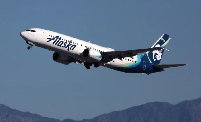 Alaska Air: «Παγώνει» τις προβλέψεις για το 2026 λόγω εκτίναξης του κόστους καυσίμων