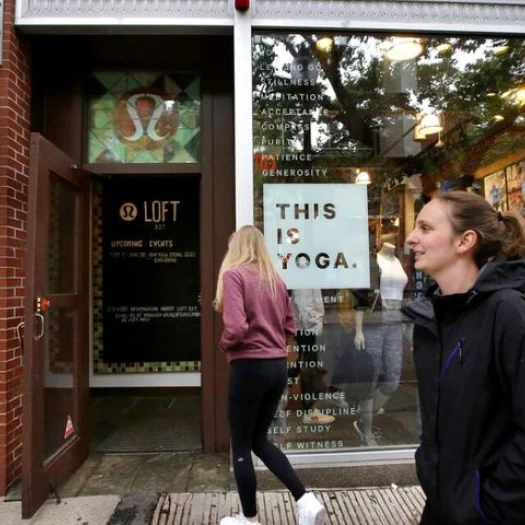 Lululemon: Σε κατακόρυφη πτώση οι μετοχές – Δεν έπεισε η επιλογή νέας CEO