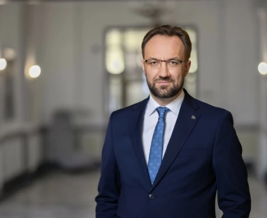 Σίμκους (ΕΚΤ): Στάση αναμονής για τα επιτόκια λόγω πολέμου στο Ιράν