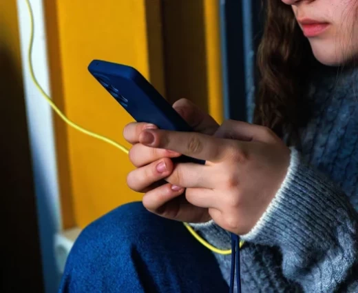 Η Νορβηγία απαγορεύει τα social στους κάτω των 16