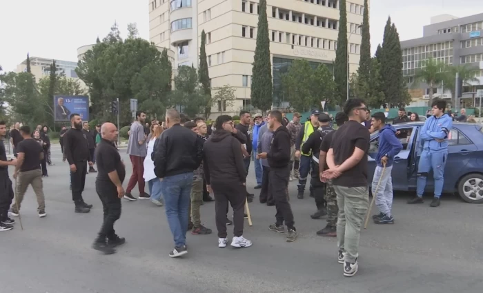 Κτηνοτρόφοι έκλεισαν επ' αόριστον τον κυκλικό κόμβο Ριζοελιάς