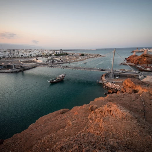 Αδιέξοδο στα Στενά του Ορμούζ: 20.000 ναυτικοί εγκλωβισμένοι και «διπλός έλεγχος» στη ναυσιπλοΐα