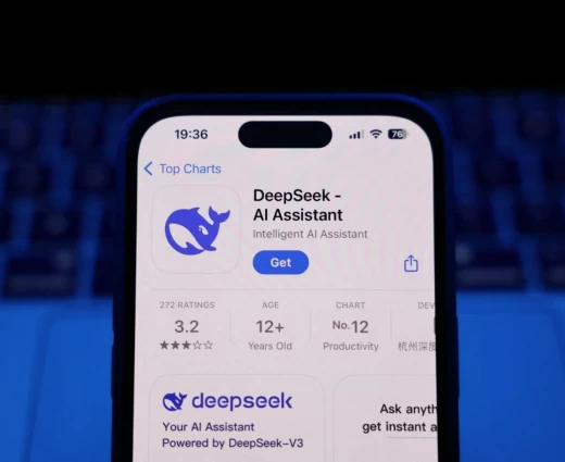 DeepSeek: Εκπτώσεις-σοκ 75% στο νέο AI μοντέλο για να «χτυπήσει» OpenAI και Google