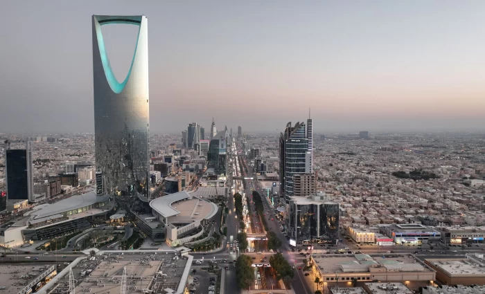 Σαουδική Αραβία: Επιβράδυνση της οικονομίας λόγω πολέμου με το Ιράν – Νέες πιέσεις μετά την αποχώρηση των ΗΑΕ από τον ΟΠΕΚ