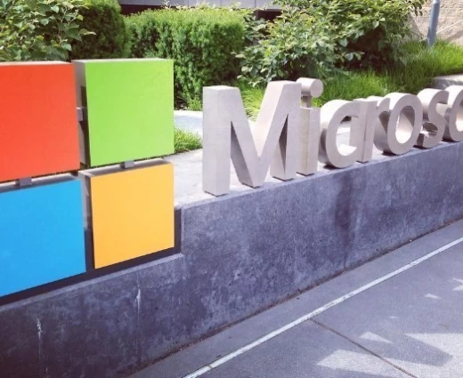 Microsoft: Ισχυρά αποτελέσματα, αλλά πτώση της μετοχής με αγκάθι τις κεφαλαιουχικές δαπάνες