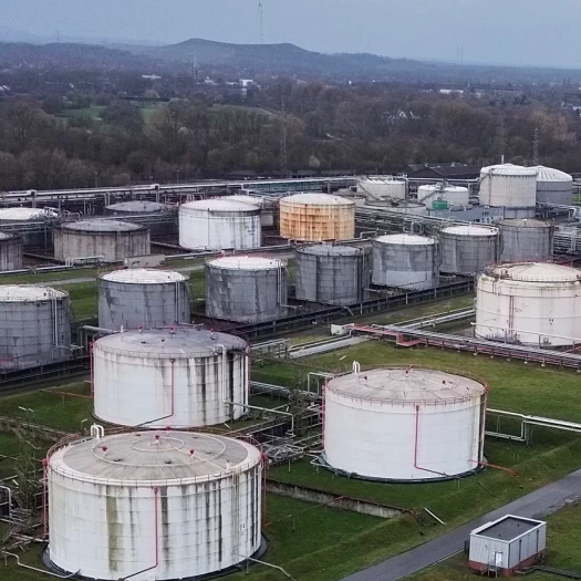 Πετρέλαιο: Σπάνε τα κοντέρ οι τιμές – Πόσο αντέχουν τα αποθέματα της ΕΕ