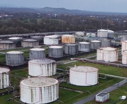 Πετρέλαιο: Σπάνε τα κοντέρ οι τιμές – Πόσο αντέχουν τα αποθέματα της ΕΕ (γράφημα)