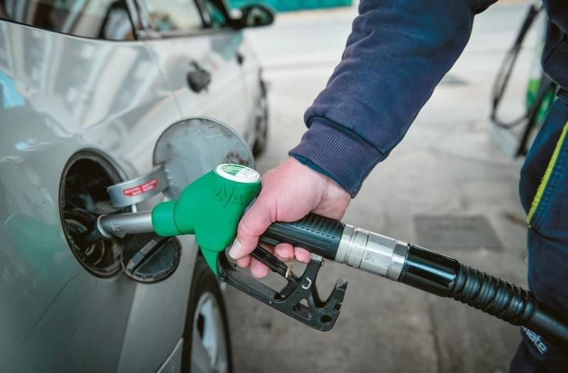 Νέες αυξήσεις πριν τις μειώσεις τα μεσάνυχτα – Έβαλε άλλα πέντε σεντ το ντίζελ