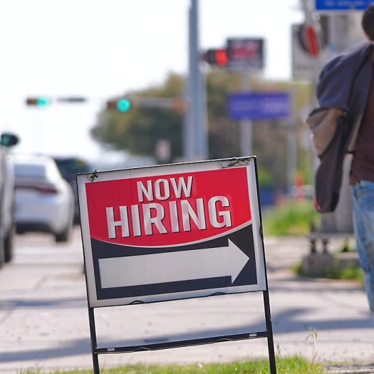 Αγορά εργασίας ΗΠΑ: Άλμα 178.000 νέων θέσεων ξεπερνά τις προβλέψεις – Υποχώρηση της ανεργίας εν μέσω γεωπολιτικών πιέσεων