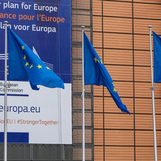 Reuters: Έκτακτη φορολογία στα 