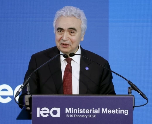 Μπιρόλ (ΔΟΕ): Στροφή στις AΠE – Η τρέχουσα κρίση είναι πιο σοβαρή από αυτές του 1973, του 1979 και του 2022 μαζί