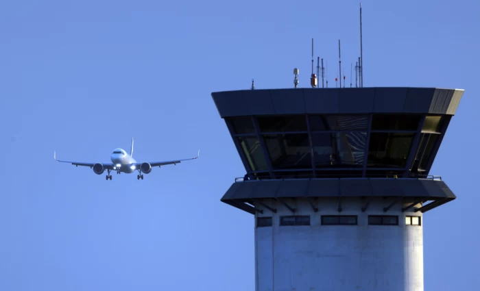 Η διψήφια πτώση στα αεροδρόμια, τα κίνητρα και το «σαφάρι» Κουμή στο εξωτερικό