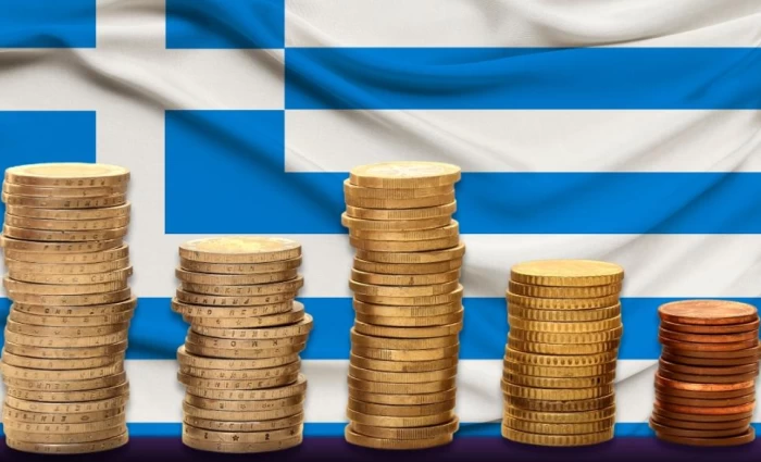 Bloomberg: Η Ελλάδα εξετάζει ακόμη μεγαλύτερη πρόωρη αποπληρωμή χρεών