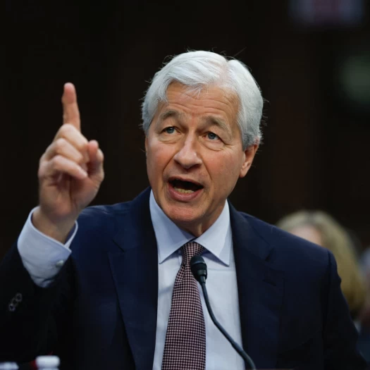 Η JP Morgan θα επανεξετάσει το mega project της στο Λονδίνο εάν «πέσει» ο Κιρ Στάρμερ