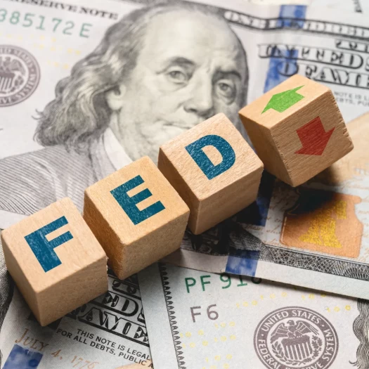 Fed: Δεν θα μειώσει τα επιτόκια φέτος – Η δημοσκόπηση του Reuters